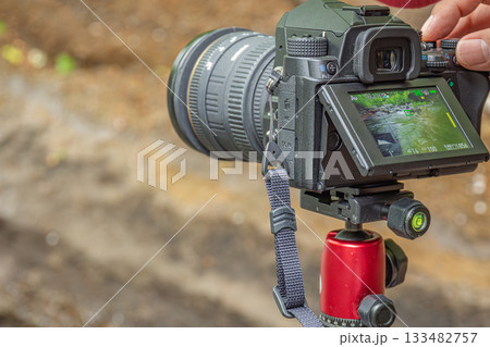 長野県南牧村の渓流で三脚にセットしたカメラを操作する風景撮影 長野県南牧村の渓流で三脚にセットしたカメラを操作する風景撮影 133482757