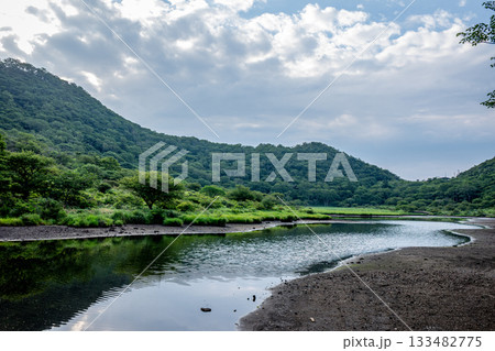 群馬県覚満淵の湿原と水面、夏の緑と空と雲の風景 133482775