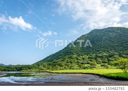 群馬県覚満淵の雄大な夏の山と青空、湿原と水辺の風景 群馬県覚満淵の雄大な夏の山と青空、湿原と水辺の風景 133482781