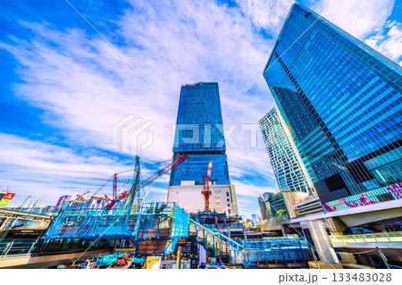 日本の東京都市景観11月24日。流れる雲…クローラークレーン…鉄骨で奥が見えなくなった＝渋谷 133483028