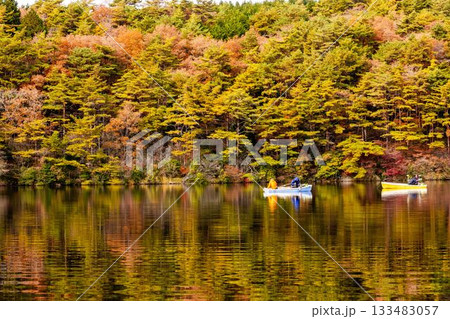 紅葉の映り込み 紅葉の映り込み 133483057