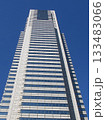青空にそびえる高層ビル 133483066