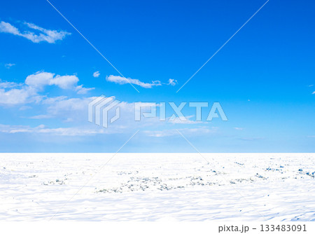 爽快感のある青空と北海道のオホーツク海を埋め尽くした流氷 133483091