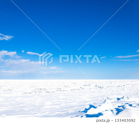 爽快感のある青空と北海道のオホーツク海を埋め尽くした流氷 爽快感のある青空と北海道のオホーツク海を埋め尽くした流氷 133483092