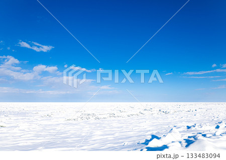 爽快感のある青空と北海道のオホーツク海を埋め尽くした流氷 133483094