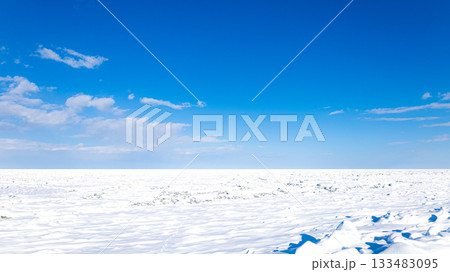爽快感のある青空と北海道のオホーツク海を埋め尽くした流氷 爽快感のある青空と北海道のオホーツク海を埋め尽くした流氷 133483095