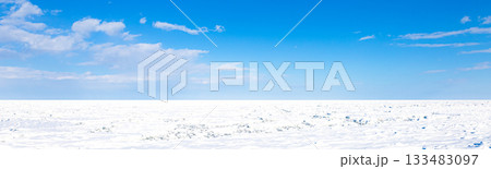 爽快感のある青空と北海道のオホーツク海を埋め尽くした流氷 133483097