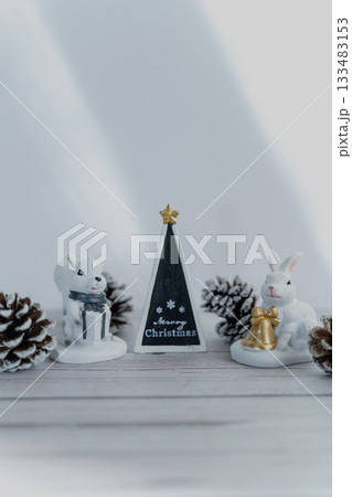ホワイトクリスマスのイメージと可愛い動物のオーナメント 133483153