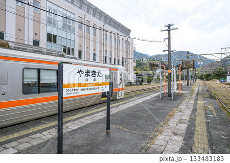 御殿場線の山北駅のプラットホーム 133483183