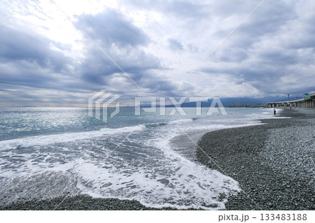 相模湾に面する国府津海岸 133483188
