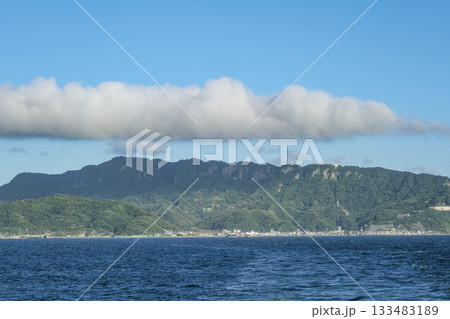 東京湾の海上から眺める鋸山 東京湾の海上から眺める鋸山 133483189