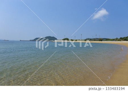 透明な海が広がる姫島の姫島海水浴場 透明な海が広がる姫島の姫島海水浴場 133483194