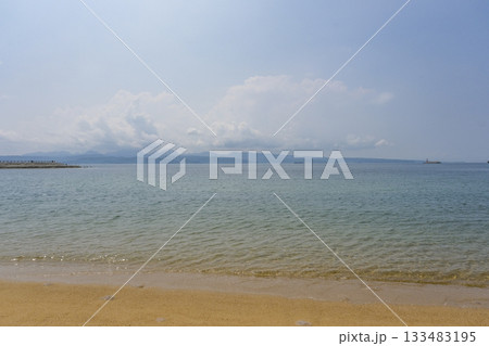 透明な海が広がる姫島の姫島海水浴場 透明な海が広がる姫島の姫島海水浴場 133483195