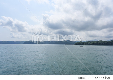 姫島へ向かうフェリー船から見る国東半島 姫島へ向かうフェリー船から見る国東半島 133483196