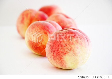 取れ立ての桃 133483354