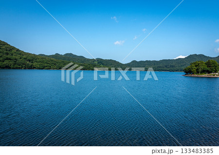 夏の大沼と青空が広がる湖面風景(群馬県前橋市) 夏の大沼と青空が広がる湖面風景(群馬県前橋市) 133483385