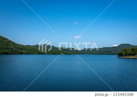 夏の大沼と青空が広がる湖面風景(群馬県前橋市) 夏の大沼と青空が広がる湖面風景(群馬県前橋市) 133483386