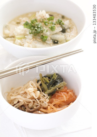 韓国料理のテンジャンクッパとナムル 133483530