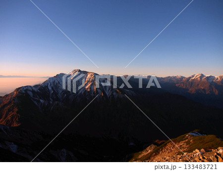 北アルプスの夜明け－五竜岳と立山三山 133483721