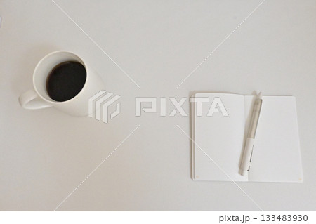 シンプルな朝の始まり、コーヒーとノートのあるデスク シンプルな朝の始まり、コーヒーとノートのあるデスク 133483930
