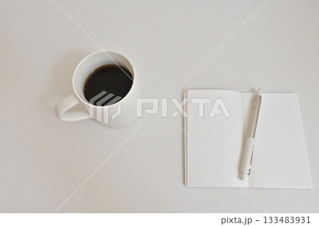 シンプルな朝の始まり、コーヒーとノートのあるデスク シンプルな朝の始まり、コーヒーとノートのあるデスク 133483931