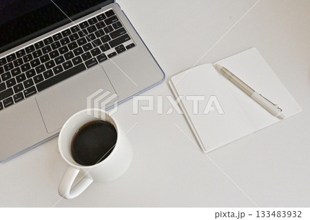 シンプルな朝の始まり、コーヒーとPCとノートのあるデスク シンプルな朝の始まり、コーヒーとPCとノートのあるデスク 133483932