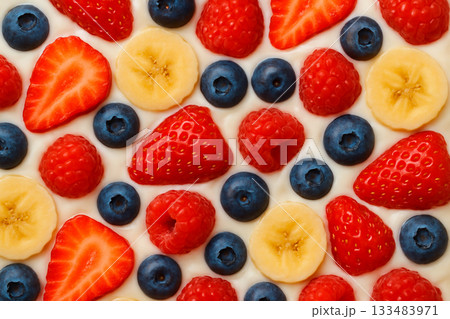 ミックスフルーツ（いちご・バナナ・ベリー）のカラフルテクスチャ 133483971
