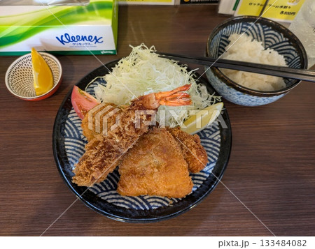 トンカツ定食と唐揚げを食べる トンカツ定食と唐揚げを食べる 133484082