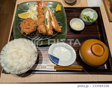 お皿に盛られたエビフライ お皿に盛られたエビフライ 133484106