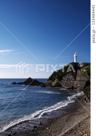 朝日を浴びる大王崎灯台 133484445
