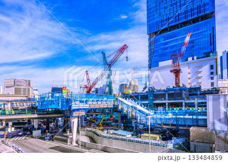 日本の東京都市景観11月24日。流れる雲…クローラークレーンや円柱形構造物、資材がズラリ＝渋谷 133484859