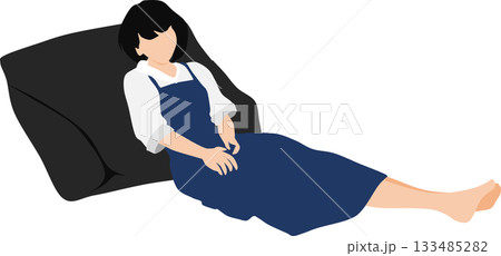 昼寝をする女性のイラスト	 133485282