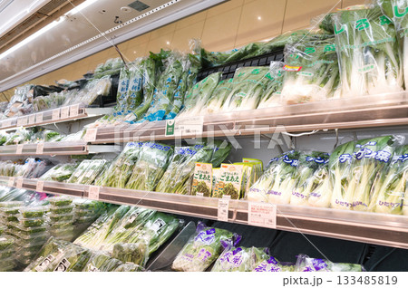 11月・スーパーマーケットの野菜売り場 11月・スーパーマーケットの野菜売り場 133485819