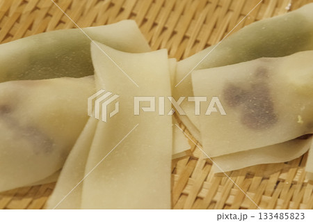 日本の京都の伝統和菓子・生八ツ橋のアップ 133485823
