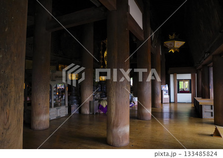 清水寺本堂(内陣)の荘厳な風景 清水寺本堂(内陣)の荘厳な風景 133485824