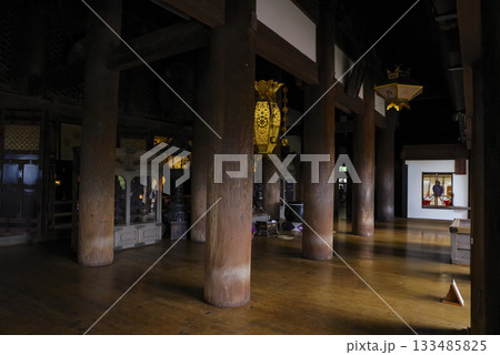 清水寺本堂(内陣)の荘厳な風景 清水寺本堂(内陣)の荘厳な風景 133485825