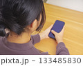 自宅でスマートフォンを使う女性 133485830