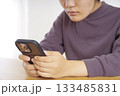 自宅でスマートフォンを使う女性 133485831