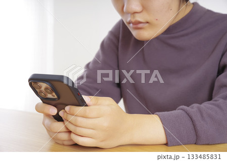 自宅でスマートフォンを使う女性 133485831