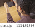 自宅でスマートフォンを使う女性 133485836