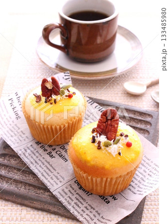 カップケーキとコーヒーでティータイムを楽しむ 133485980