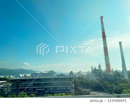 海辺の工場の風景 133486041