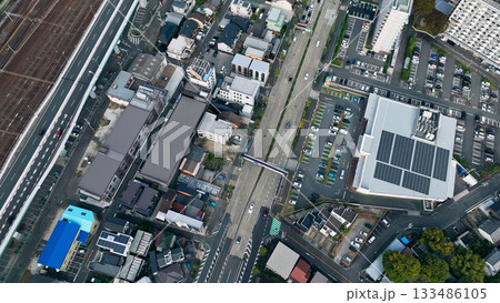 現代都市のドローン空撮 現代都市のドローン空撮 133486105