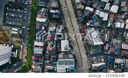 住宅地の真俯瞰ドローン空撮 住宅地の真俯瞰ドローン空撮 133486106