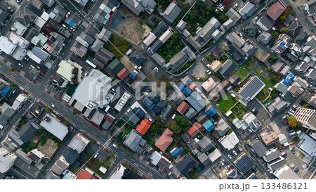 住宅地の真俯瞰ドローン空撮 住宅地の真俯瞰ドローン空撮 133486121