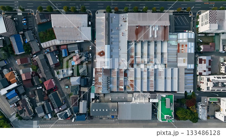 工場の真俯瞰ドローン空撮 工場の真俯瞰ドローン空撮 133486128