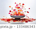 噴水から吹き上がるバラの花びら 133486343