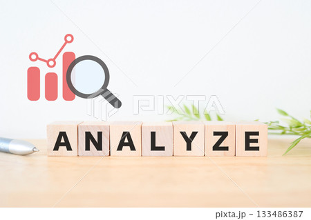 データを分析するイメージ。統計グラフとANALYZEの概念写真。 133486387