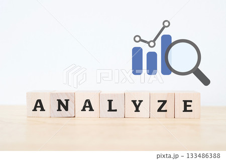 データを分析するイメージ。統計グラフとANALYZEの概念写真。 133486388
