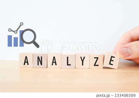 データを分析するイメージ。統計グラフとANALYZEの概念写真。 133486389
